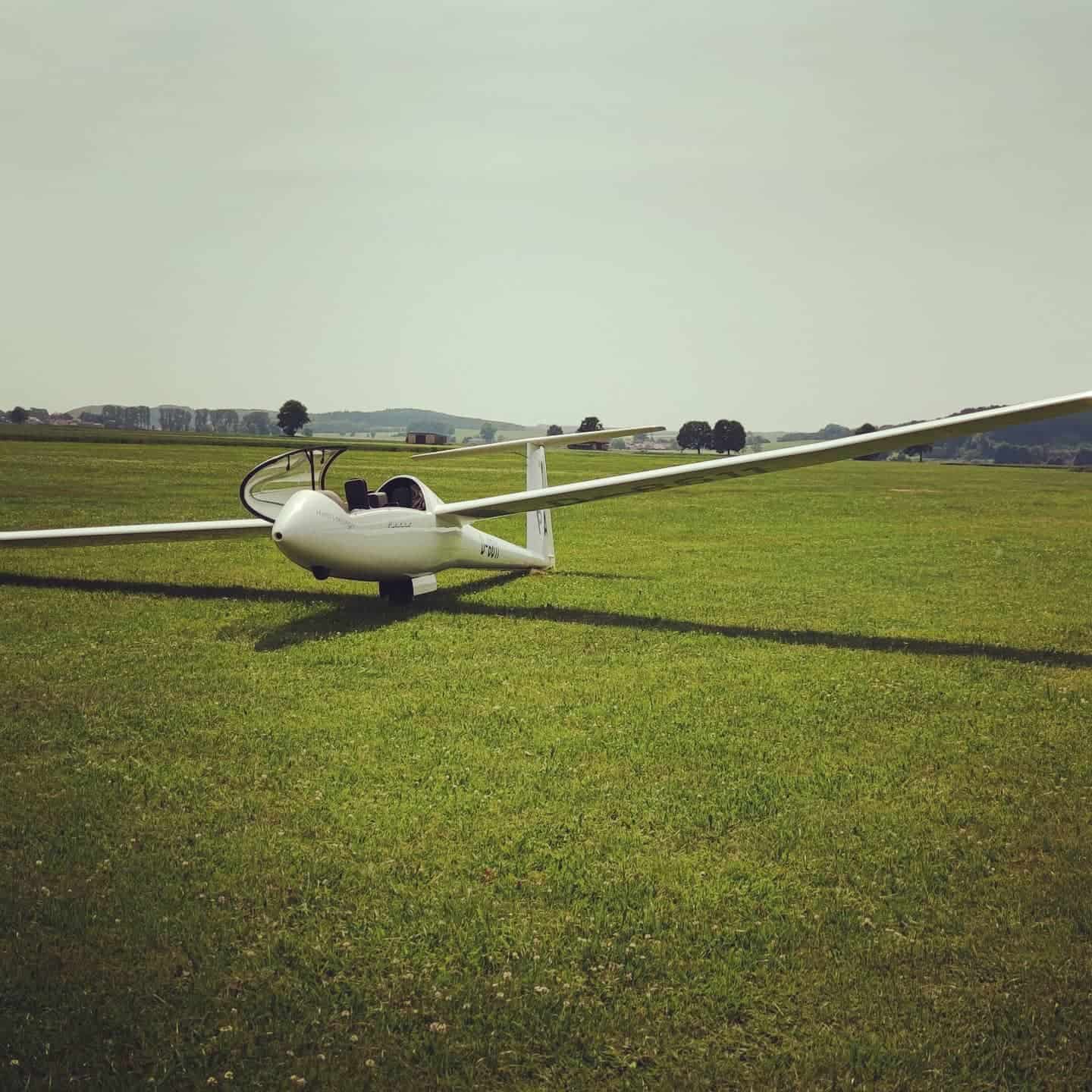 Bei zu wenig Thermik hilft selbst das beste Segelflugzeug nichts. Dann legt man halt einen ungeplanten Zwischenstopp bei den Kollegen ein, wie dem @lsv_schwabmuenchen #segelfliegen #stadtaugsburg #augsburgcity #sportinaugsburg #schwabmünchen