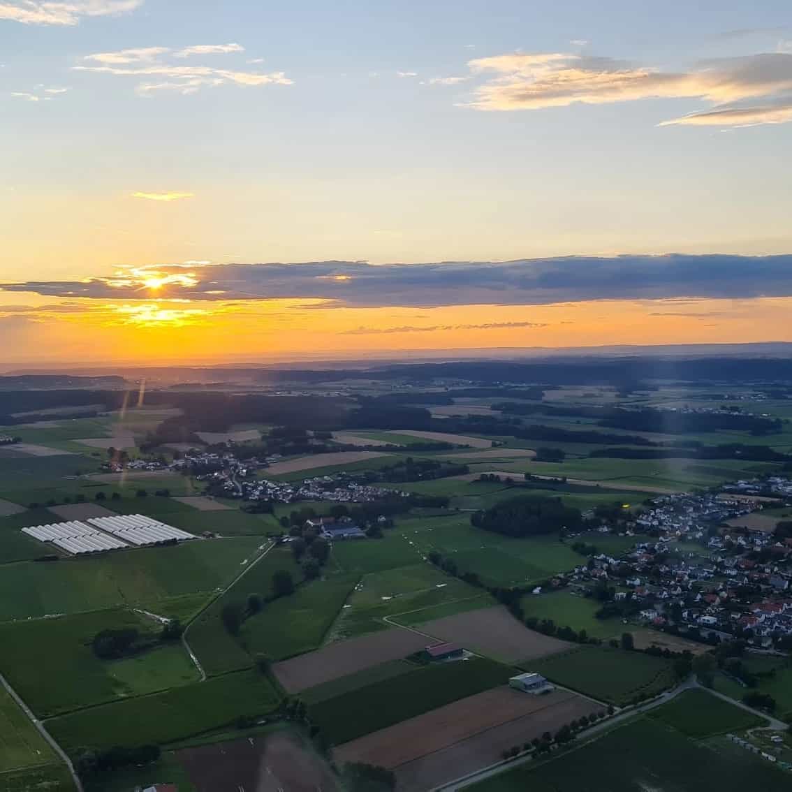 Gemeinsamer Ausflug mit der DG1000 des @lsv_gersthofen! Nach fehlender Thermik sind wir am Grill vom @lsv_aichach gelandet (vielen Dank an den Luftsportverein Aichach!) und wurden im Sunset zurück geschleppt. #segelfliegen #sunset #sports #augsburgcity