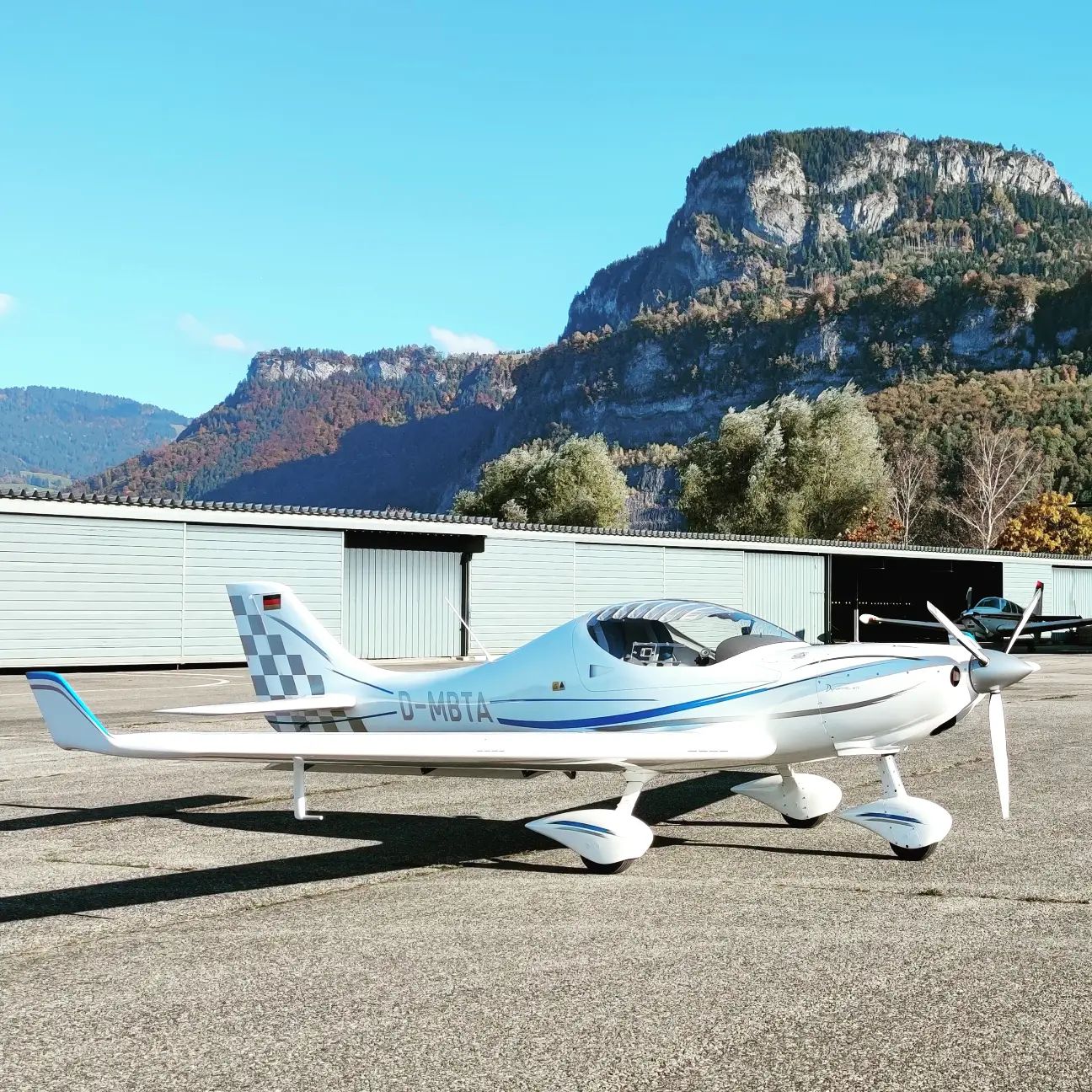 Die Segelflugsaison ist leider vorbei. Trotzdem gehts mit der Fliegerei weiter. Wir nutzen das schöne Herbstwetter für Ausflüge mit unseren Motormaschinen. Unsere Dynamic WT9 war gestern in  @flugplatzhohenems zu Gast. #dynamicwt9 #augsburg #sportinaugsburg #edma #flugzeug