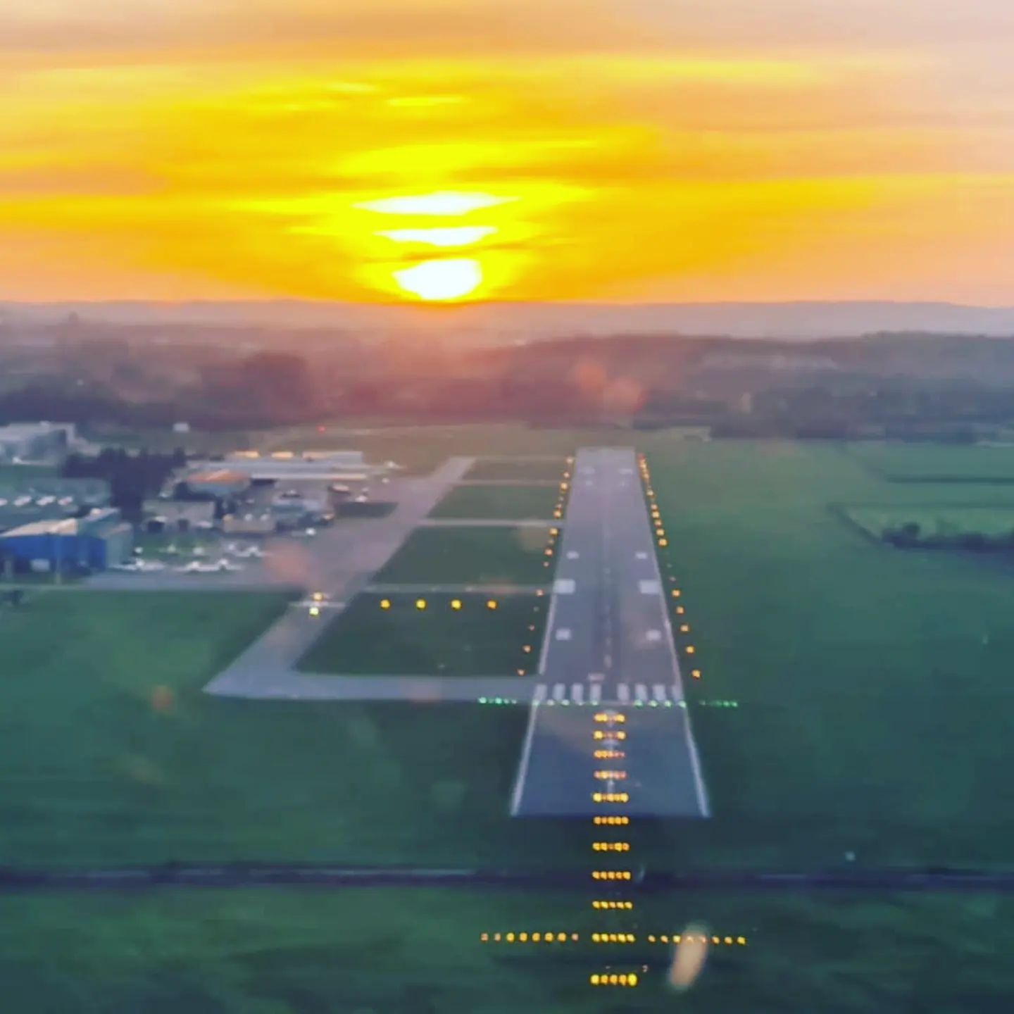 Sunset Landung in Augsburg, EDMA. Wir haben das milde Wetter für einen tollen Ausflug mit unserer Dynamic WT9 nach Hohenems 🇦🇹 genutzt. Der Bodensee war komplett von einer tiefen Nebelschicht umhüllt. #dynamicwt9 #ultraleichtflugzeug #ultralight #bodensee #edma #augsburg #augsburgcity #flying #fliegen #nebel #sunset