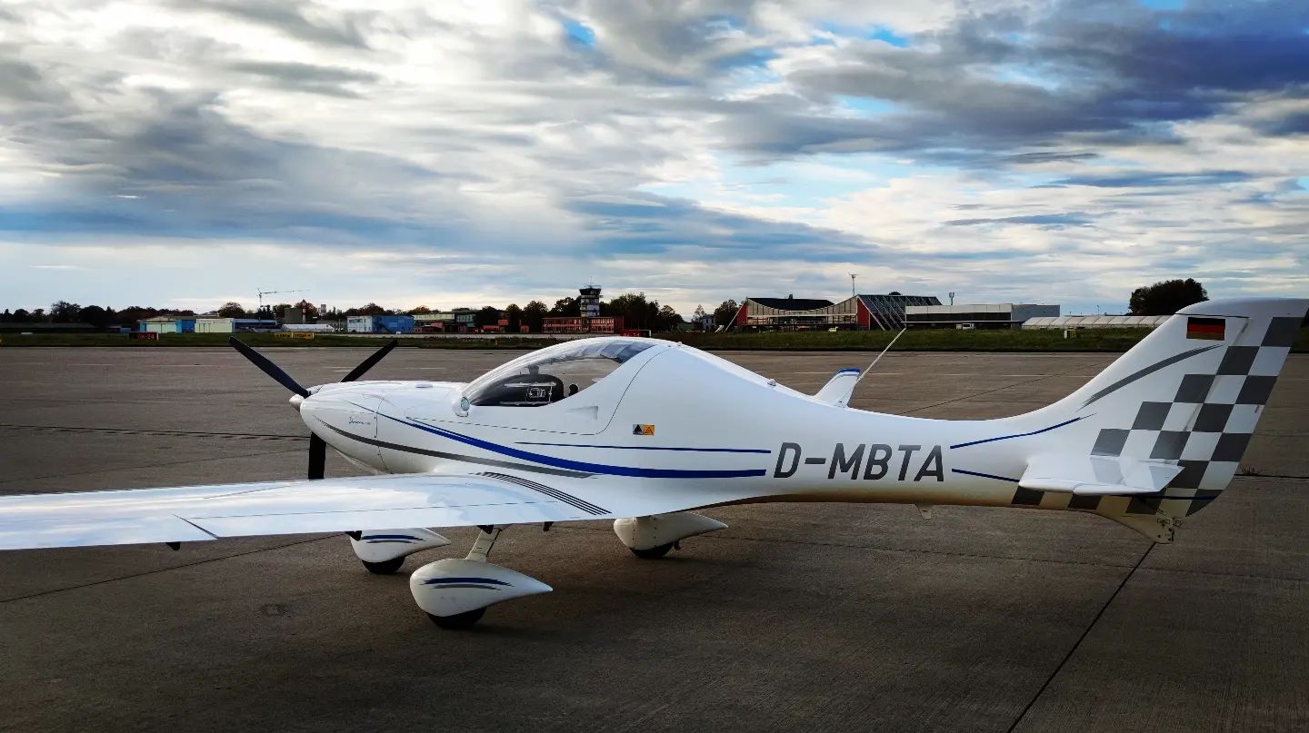 Unsere D-MBTA auf der großen Piste! Wir sind mit unserem Ultraleicht auf dem Allgäu Airport in Memmingen gelandet. #dynamicwt9 #flugzeug #allgäuairport #memmingen #fliegen #ultralight #ultraleichtflugzeug #flying #airport